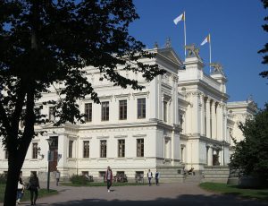 1174px-Universitetsbyggnaden_i_Lund,_september_2014